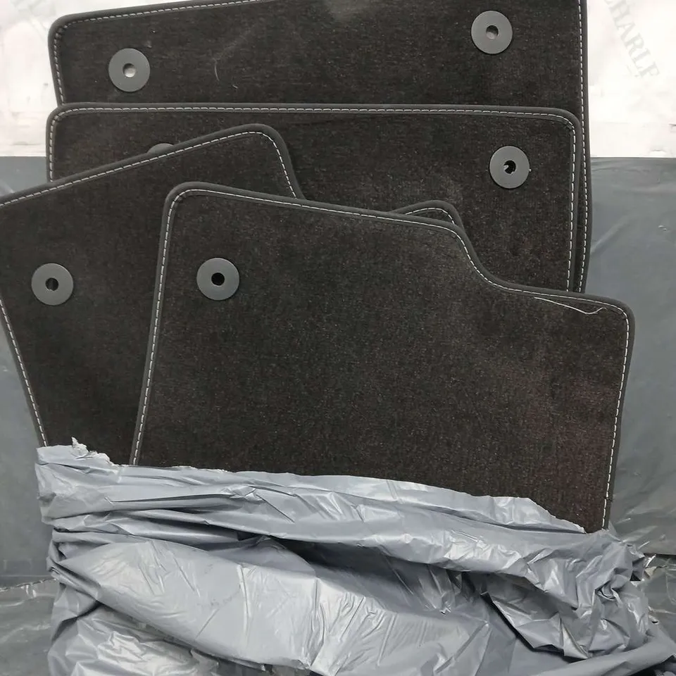 INSIGNIA VEHICLE CAR MAT SET 