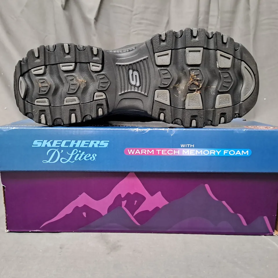 BOXED PAIR OF SKETCHERS D'LITES SATIN COLLAR LACE UP BOOTS IN BLACK SIZE 8
