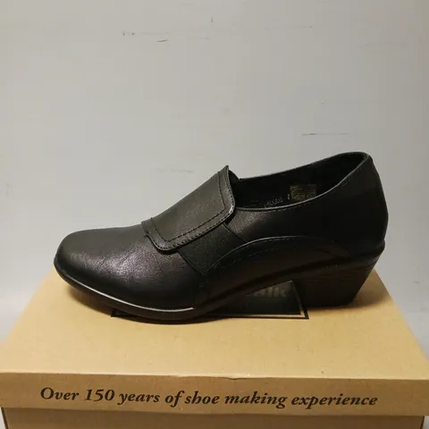 BOXED PAIR OF CUSHION WALK LOUISE LEATHER SHOES, BLACK - UK SIZE 7