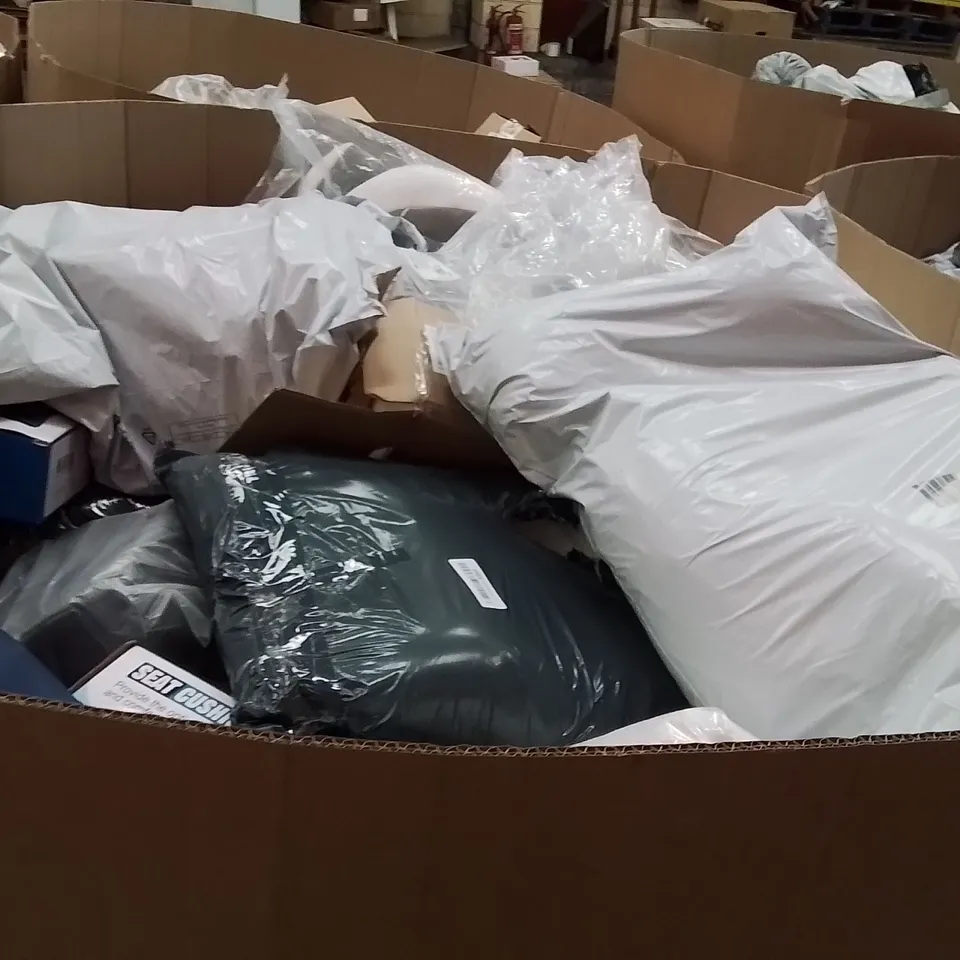 PALLET CONTAINING A LARGE QUANTITY OF PILLOWS 