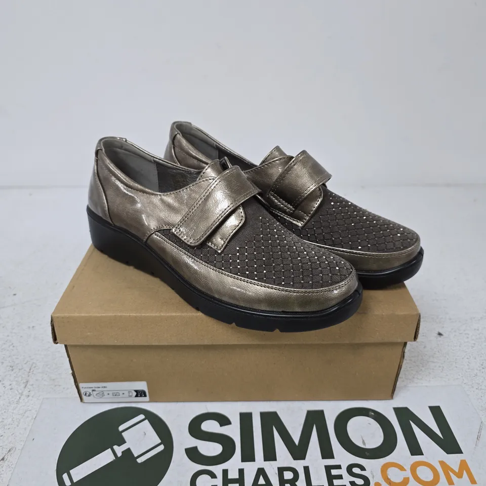 JO & JOE DORA PEWTER PATENT VELCRO STRAP SHOES – UK 8