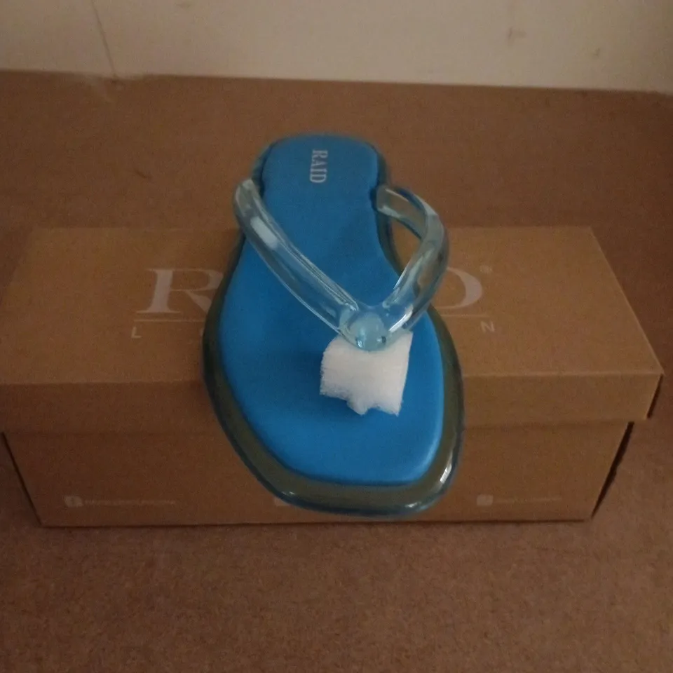 BOXED PAIR OF RAID AZIEL JELLY FLIP FLOPS IN BLUE - UK 6