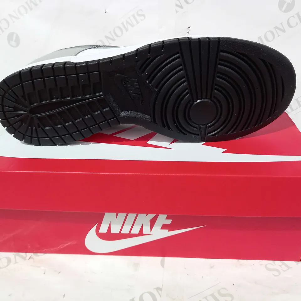 BOXED PAIR OF NIKE TRAINERS IN WHITE/GREY UK SIZE 9.5