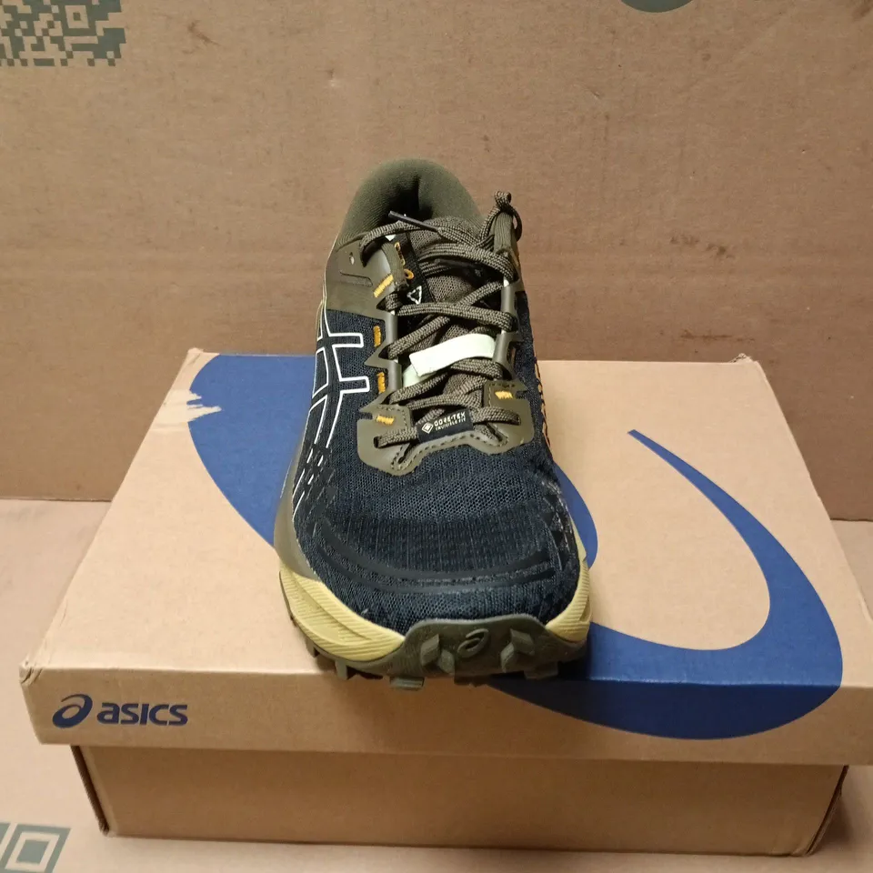 BOXED PAIR OF ASICSGEL TRABUCO 13 GTX SHOES IN GREEN - UK 7.5