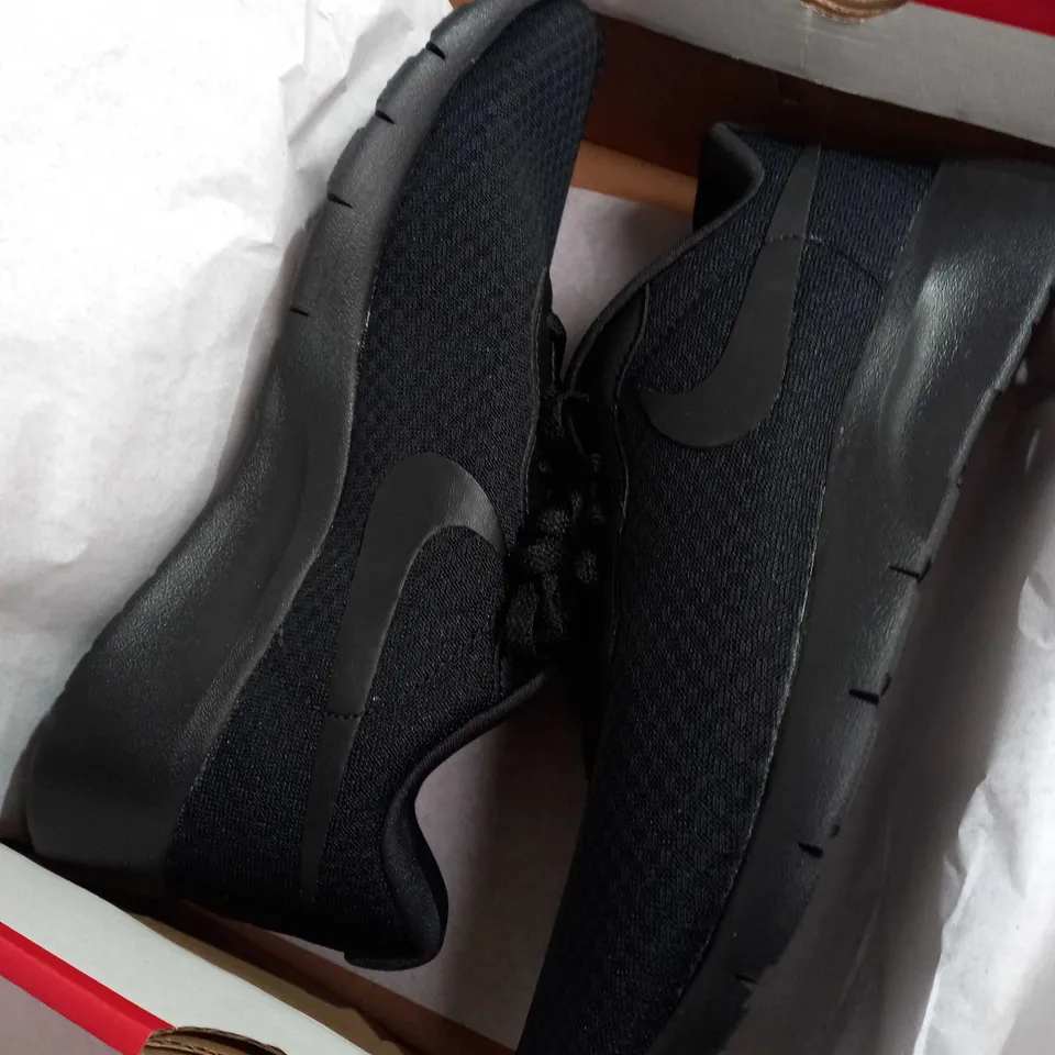 BOXED NIKE TANJUN JUNIOR GO TRAINERS, BLACK - SIZE 5 YEARS