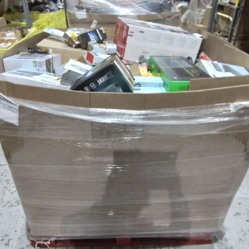 PALLET CONTAINING A LARGE QUANTITY OF ASSORTED TECH ITEMS TO INCLUDE RAZER ORNATA X GAMING KEYBOARD, JUICE AIR WIRELESS SPEAKER AND HAMA FM TRANSMITTER 