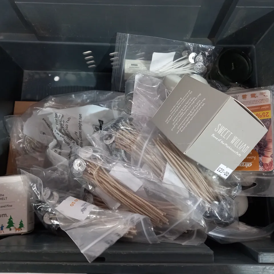BOX OF APPROXIMATELY 15 ASSORTED ITEMS TO INCLUDE - SPICED BERRIES - HOME SWEET HOME - GRUUM WAX MELTS ECT