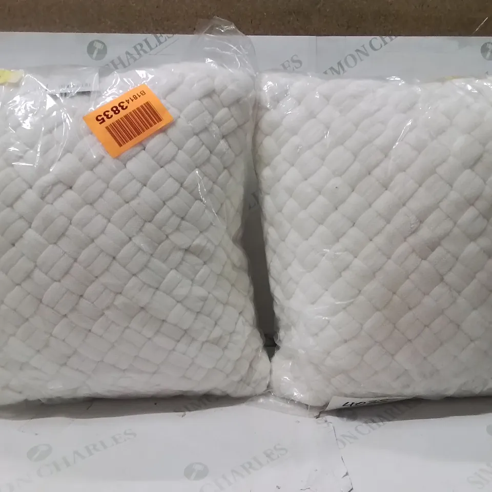 BRAND NEW SEALED SET OF 2 CHUNKY KNIT CUSHION FILLER WHITE