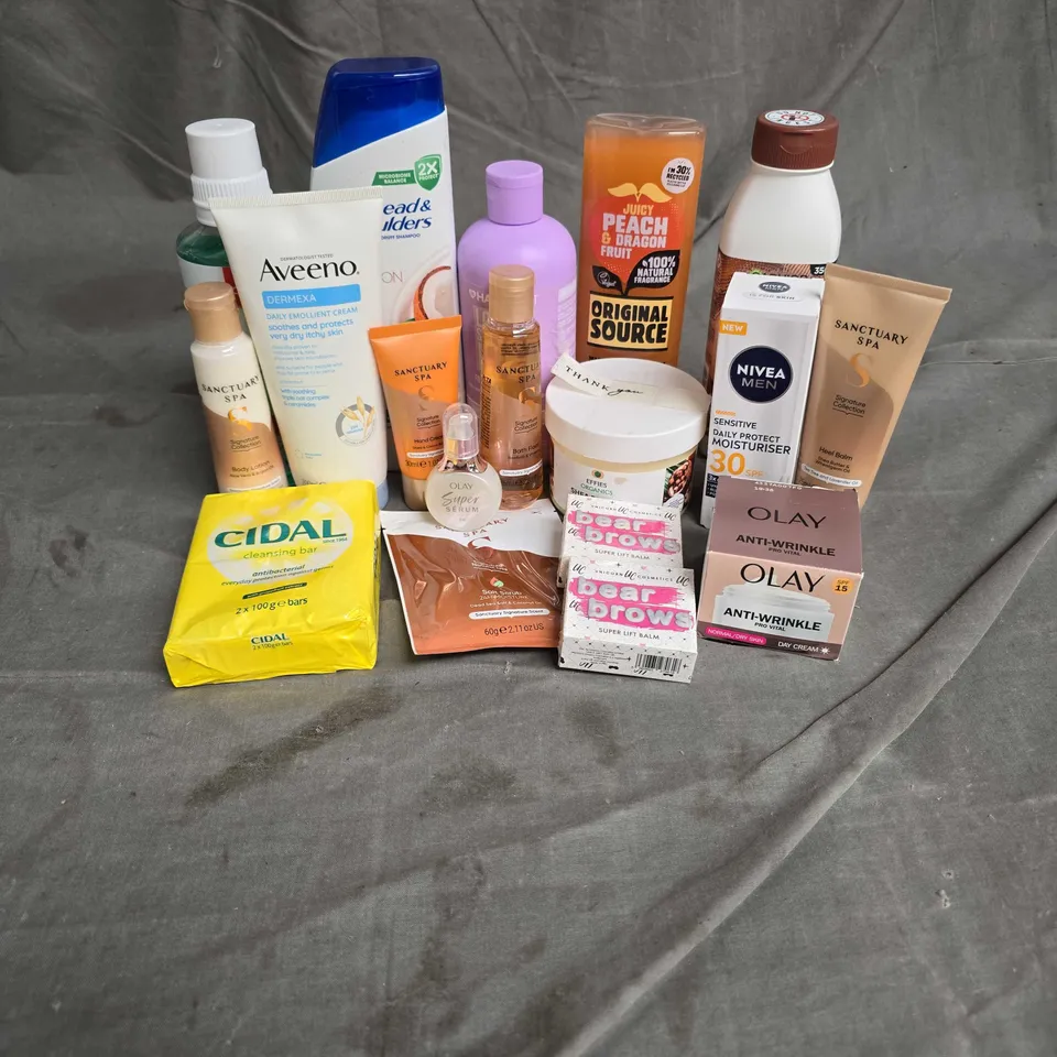 APPROXIMATELY 20 ASSORTED HEALTH & BEAUTY PRODUCTS TO INCLUDE - OLAY ANTI-WRINKLE DAY CREAM - SANCTUARY SPA BODY LOTION - HAIRBURST CONDITIONER - ETC