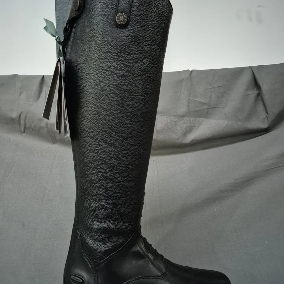 BOXED PAIR OF MORETTA GIANNA KNEE-HIGH BOOTS IN BLACK SIZE 6