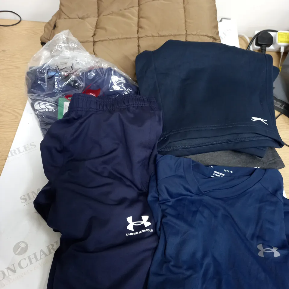 APPROXIMATELY 5 CLOTHING ITEMS INCLUDING SHORTS, COAT, SPORTS SHIRTS