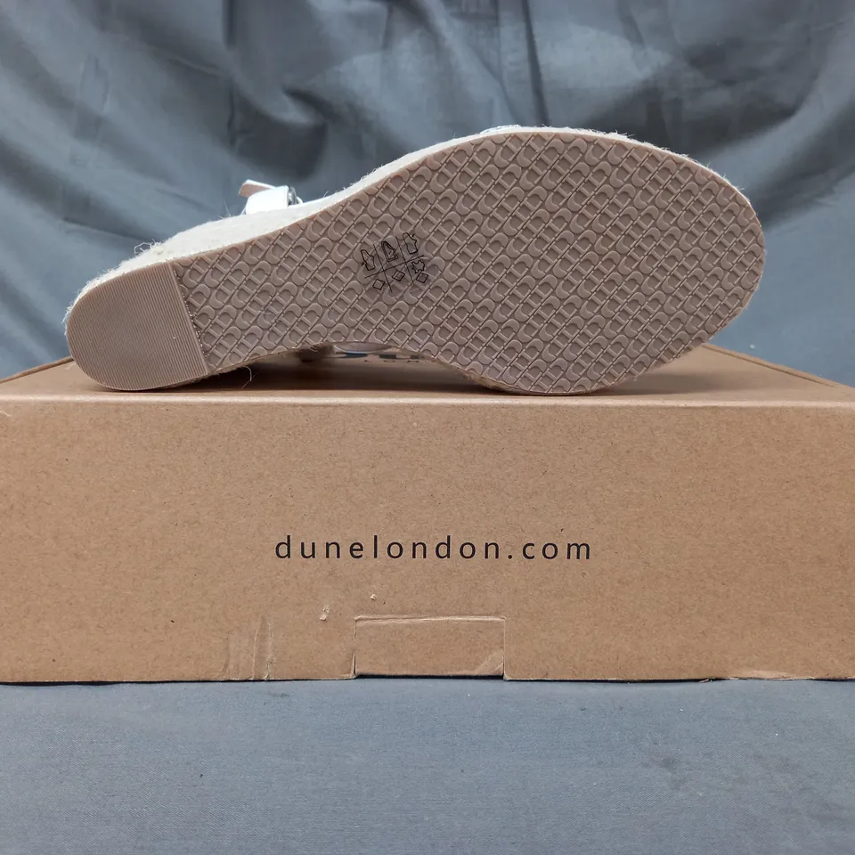 BOXED PAIR OF DUNE LONDON 487 KITTEN OPEN TOE WEDGE SANDALS IN WHITE W. JEWEL EFFECT SIZE 5