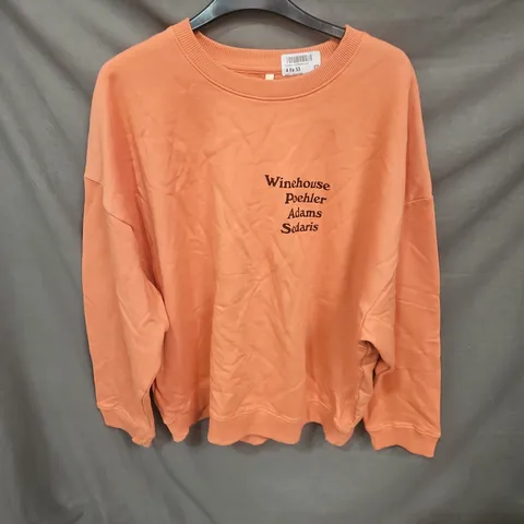 PEACH CREW-NECK SWEATSHIRT WITH PRINTED TEXT 'WINEHOUSE POEHLER ADAMS SEDARIS' SIZE 16