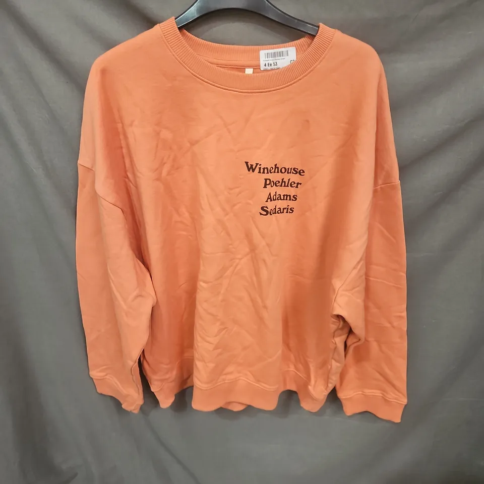PEACH CREW-NECK SWEATSHIRT WITH PRINTED TEXT 'WINEHOUSE POEHLER ADAMS SEDARIS' SIZE 16