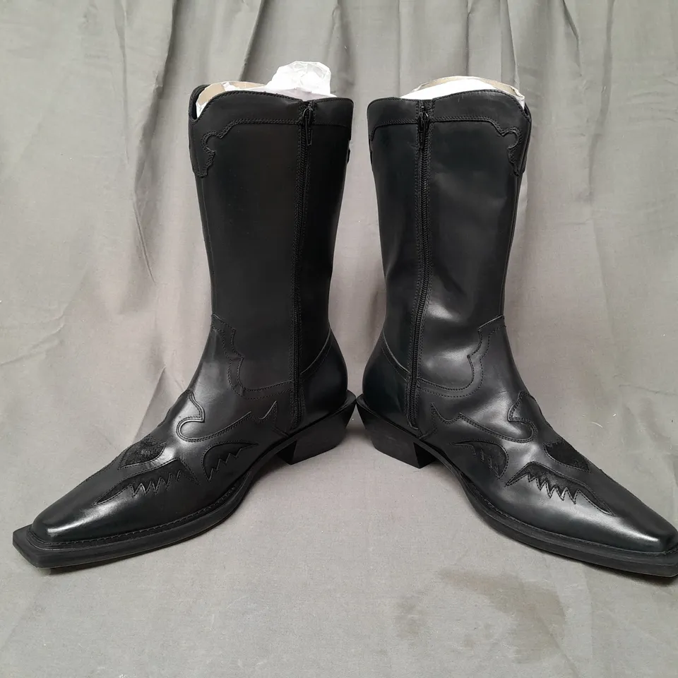 BOXED PAIR OF DESIGNER WESTERN STYLE BOOTS IN BLACK UK SIZE 9