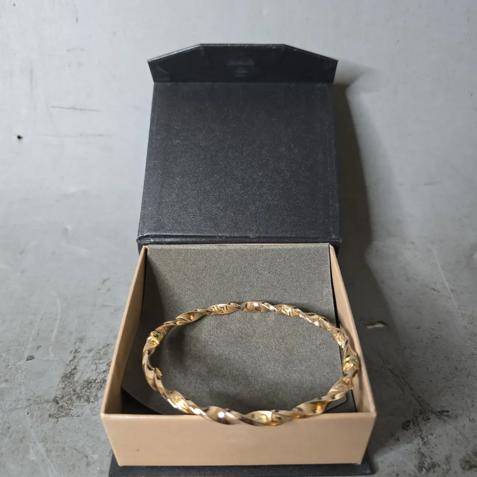 BOXED CHARLES FISH BANGLE 