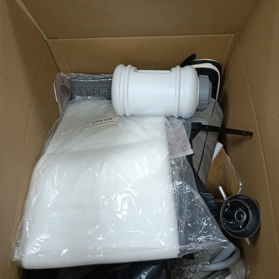BOX OF APPROXIMATELY 24 ASSORTED HOUSEHOLD ITEMS TO INCLUDE INSECT MESH FRUIT TREE SLEEVE, HAMMERTONE NIGER SEED FEEDER, PLASTIC WHITE JUG ETC
