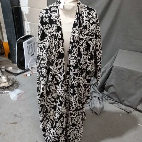 WOMEN'S BLACK & WHITE EMBROIDERED LONG KIMONO-STYLE ROBE SIZE UNSPECIFIED