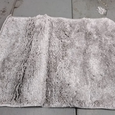 BRAND NEW GILE BATH MAT - SIZE 40CM X 55CM 