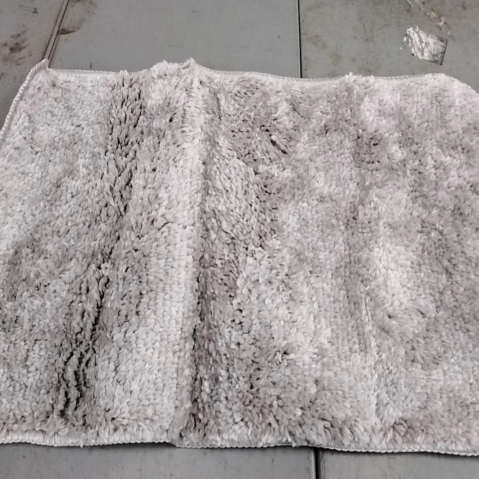 BRAND NEW GILE BATH MAT - SIZE 40CM X 55CM 
