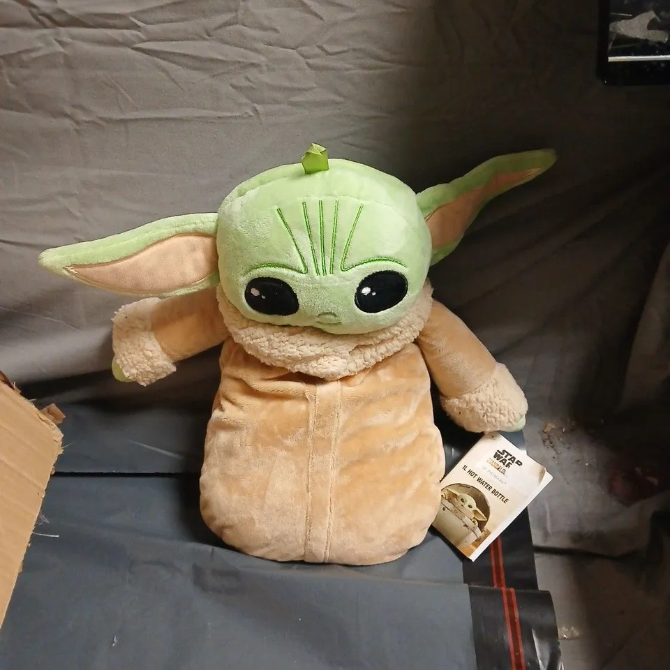 STAR WARS MANDALORIAN GROGU 1L HOT WATER BOTTLE WITH PLUSH COVER