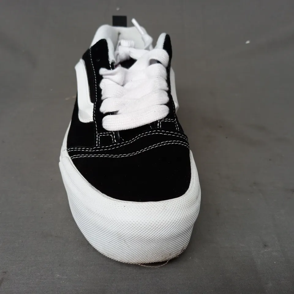 BOXED PAIR OF VANS PLATFORM TRAINERS IN BLACK/WHITE UK SIZE 7