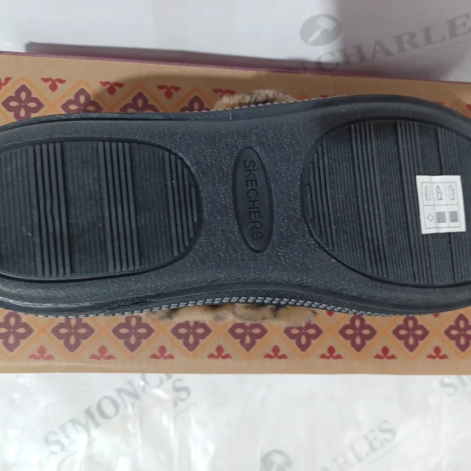BOXED PAIR OF SKECHERS LUR LINED SLIPPERS IN BLACK SIZE 5.5