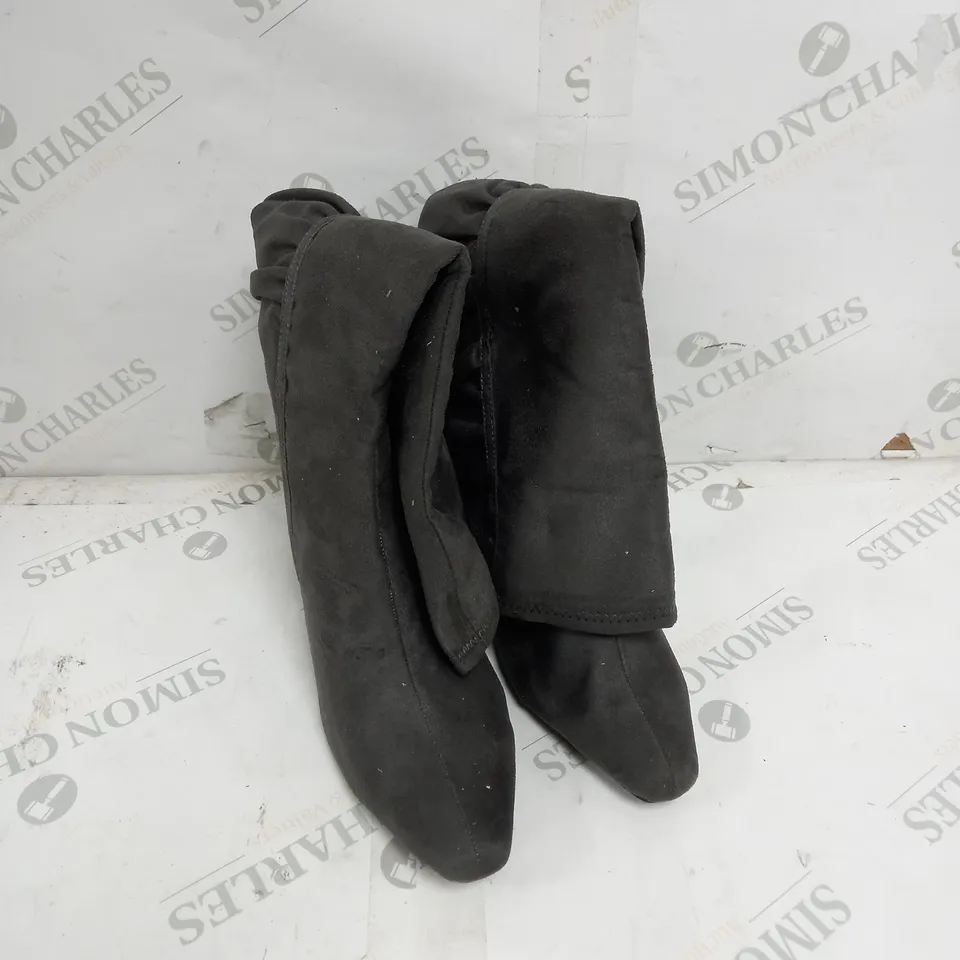 5 PAIRS OF CALF LENGTH HEELED SHOES SIZE UNSPECIFIED 