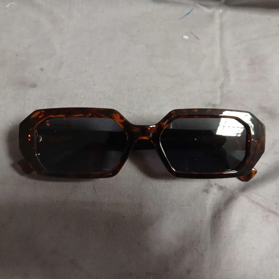 MELLER SUNGLASSES – BOXED