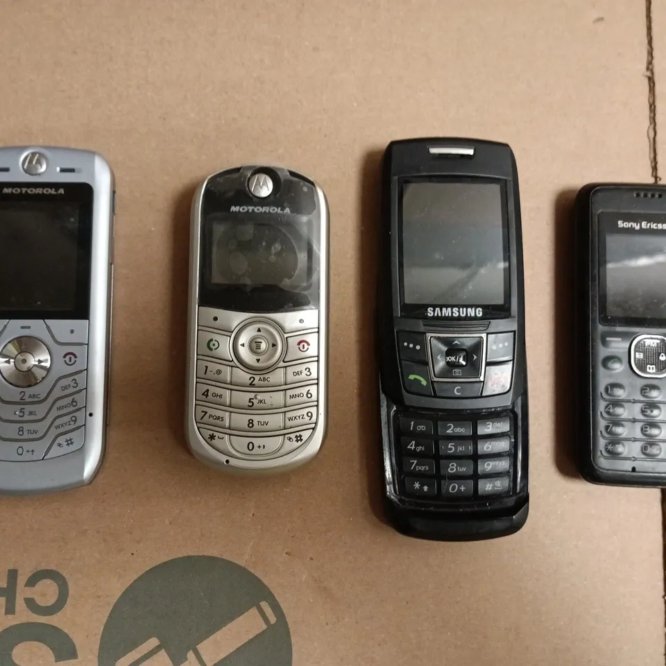 APPROXIMATELY 10 ASSORTED OLD MOBILE PHONES TO INCLUDE SAMSUNG, SONY ERICSSON, MOTOROLA, ETC