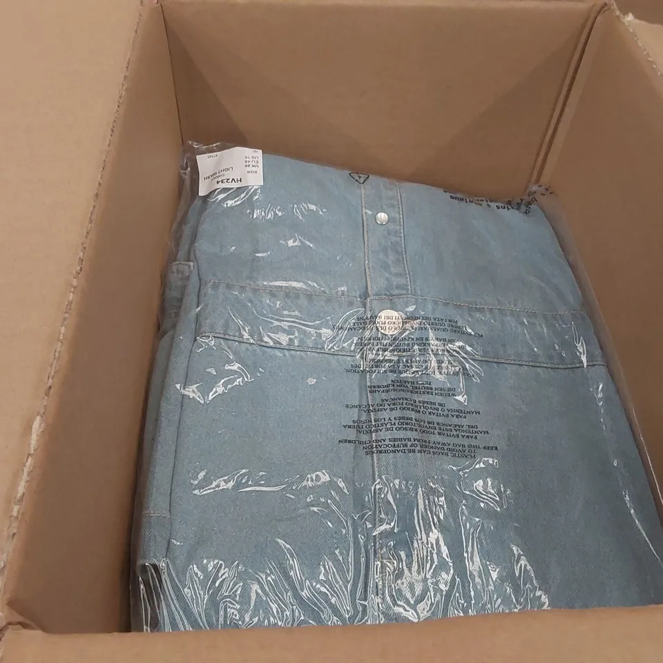 BOX CONTAINING APPROXIMATELY 7x BRAND NEW JD WILLIAMS LIGHT WASH DENIM SHIRT DRESSES - SIZE 20