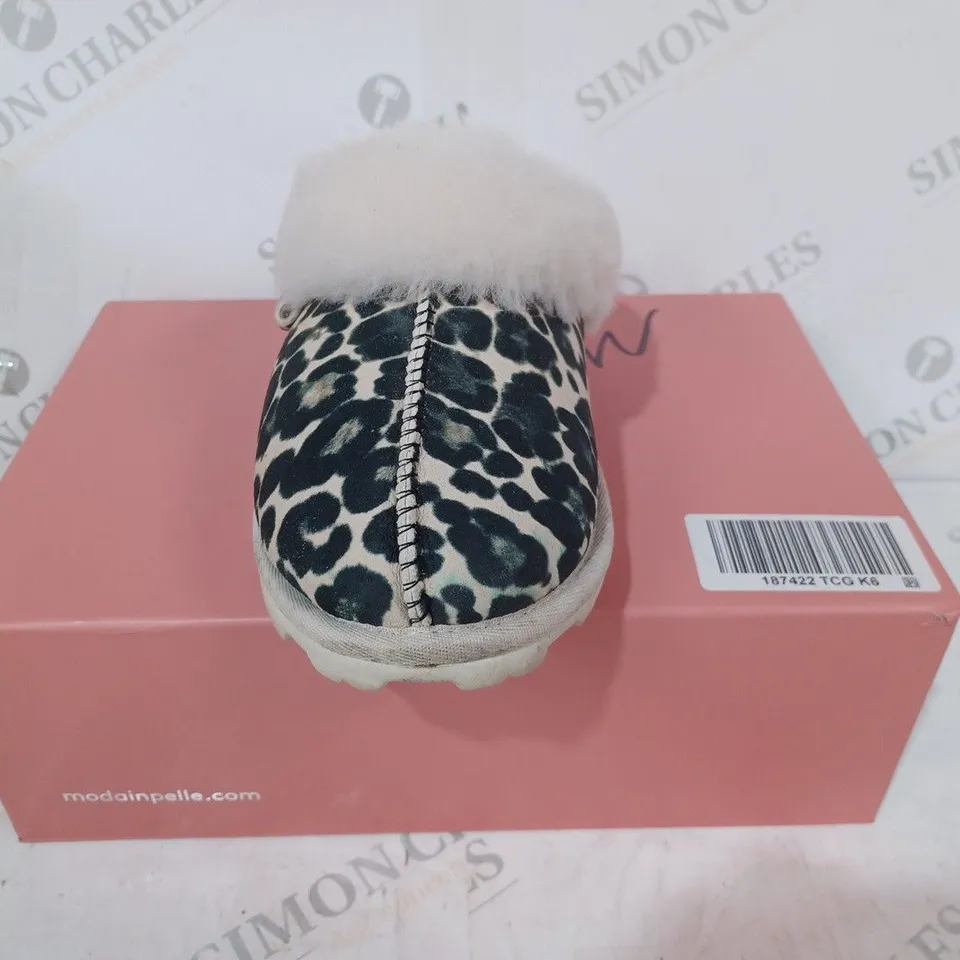BOXED PAIR OF MODA IN PELLE COSIE SLIPPERS IN WHITE LEOPARD PRINT SIZE 6
