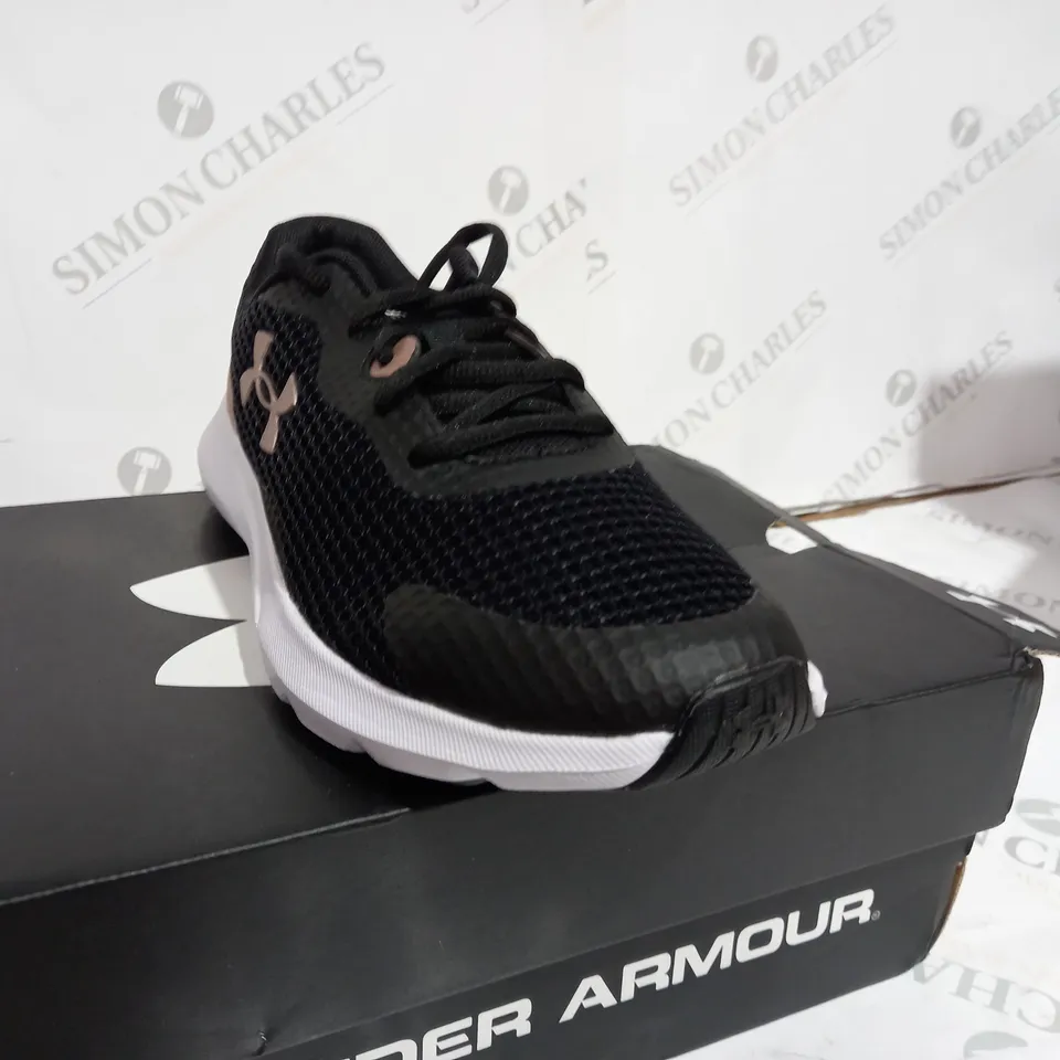 BOXED UNDER ARMOUR UA SURGE 3 - BLACK & PINK