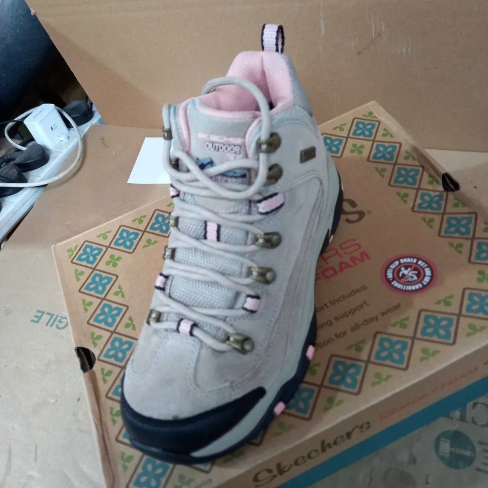 SKETCHERS MEMORY FOAM WATERPROOF  BOOTS SIZE 3