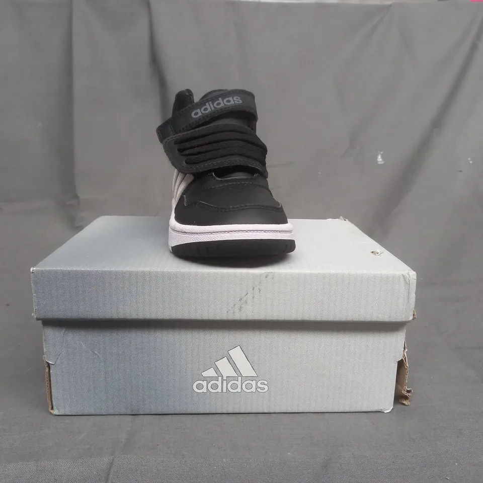 BOXED PAIR OF ADIDAS KIDS SHOES IN BLACK UK SIZE 5.5