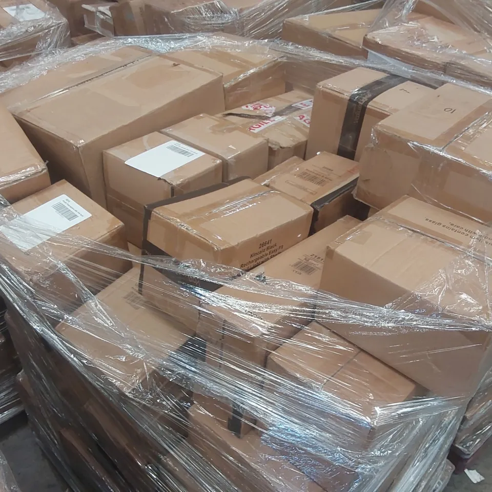 PALLET CONTAINING A LARGE QUANTITY OF ASSORTED LIGHTING PRODUCTS