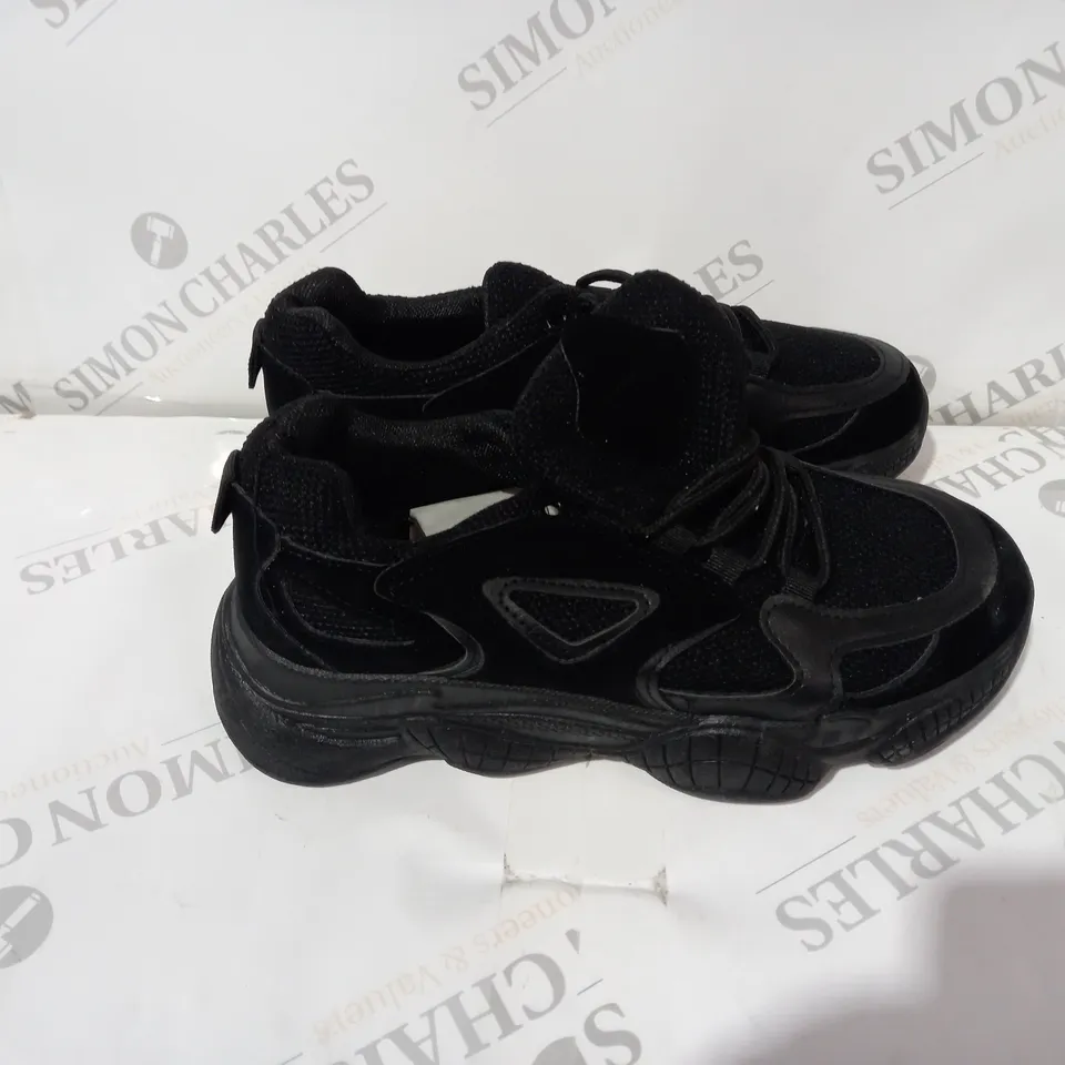 PLY WIDE FIT BLACK TRAINERS SIZE UNKNOWN