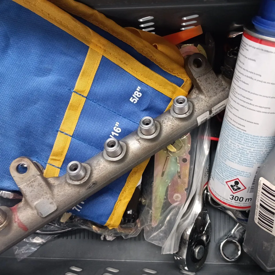 APPROXIMATELY 10 ASSORTED ITEMS TO INCLUDE AIR IMPACT WRENCH, 10" MINI BUNGEE CORDS, ETC