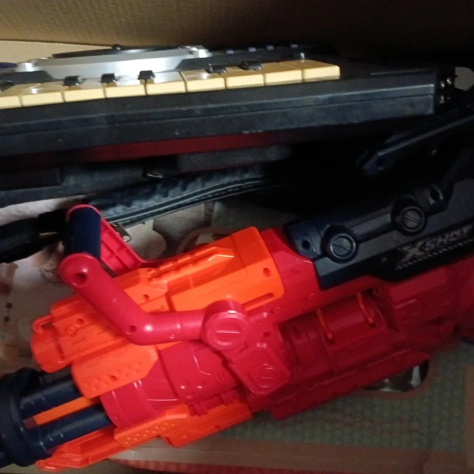 BOX OF APPROXIMATELY 8 ASSORTED ITEMS TO INCLUDE BADMINTON RACKET, TENNIS RACKET, MUSICAL KIDS KEYBOARD, ETC - COLLECTION ONLY