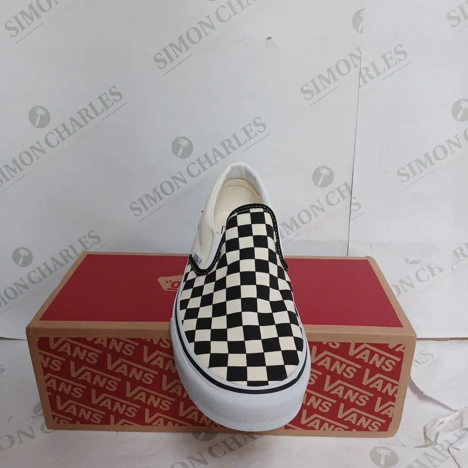 VANS CLASSIC SLIP ON IN BLACK & WHITE CHECKERBOARD - UK 9
