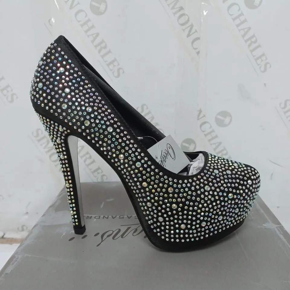 BOX OF APPROXIMATELY 12 PAIRS OF SHOES TO INCLUDE LOW BLACK SHOES, GEM HEELS, LOW GOLD HEELS ETC