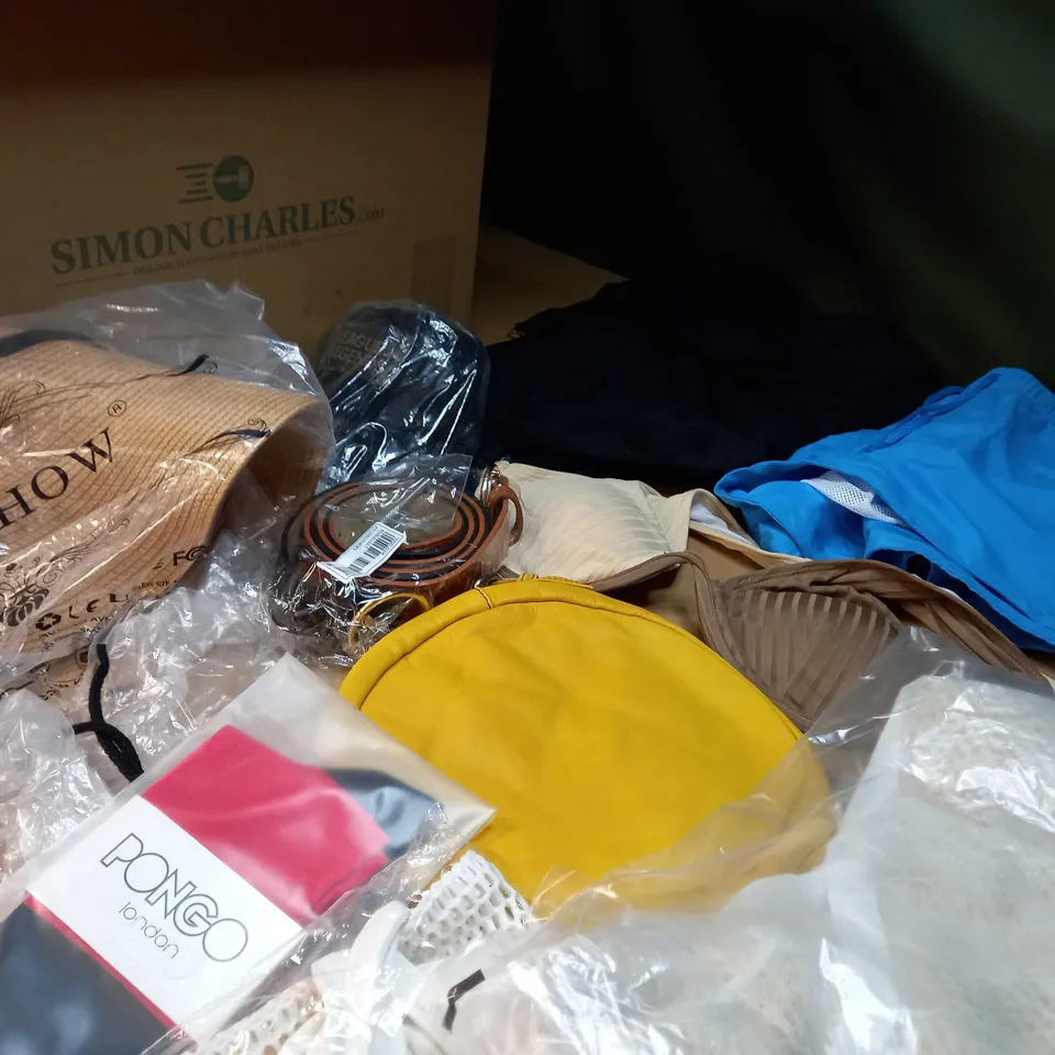 LOT OF APPROX. 15 ASSORTED CLOTHING ACCESSORIES IN VARYING SIZES/COLOURS/STYLES TO INCLUDE: HATS, SWIMWEAR, BAGS