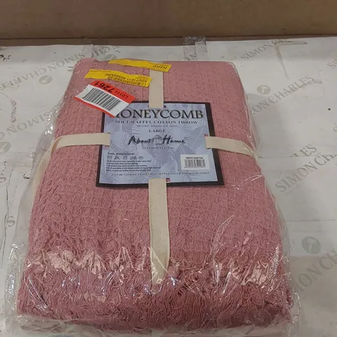 BAGGED THROW BLANKET - APPROXIMATELY 228 X 254CM