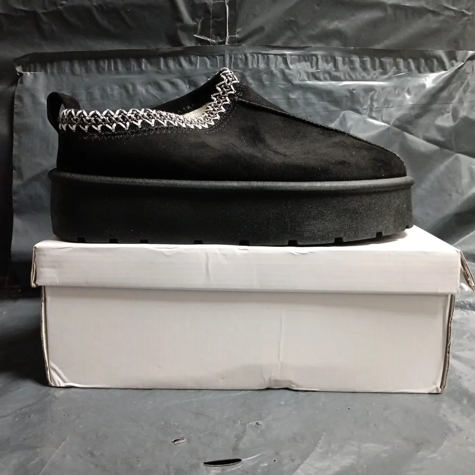 BOXED PAIR OF UNBRANDED FAUX FUR LINED SHOES IN BLACK SIZE EU 40