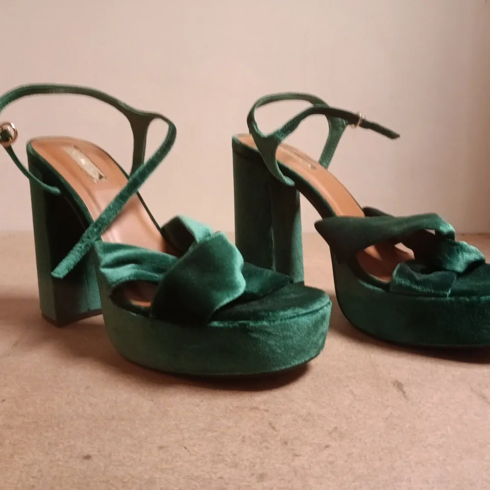 BOXED PAIR OF PRIMARK OPEN TOE HIGH BLOCK HEELS IN GREEN SIZE UK 7