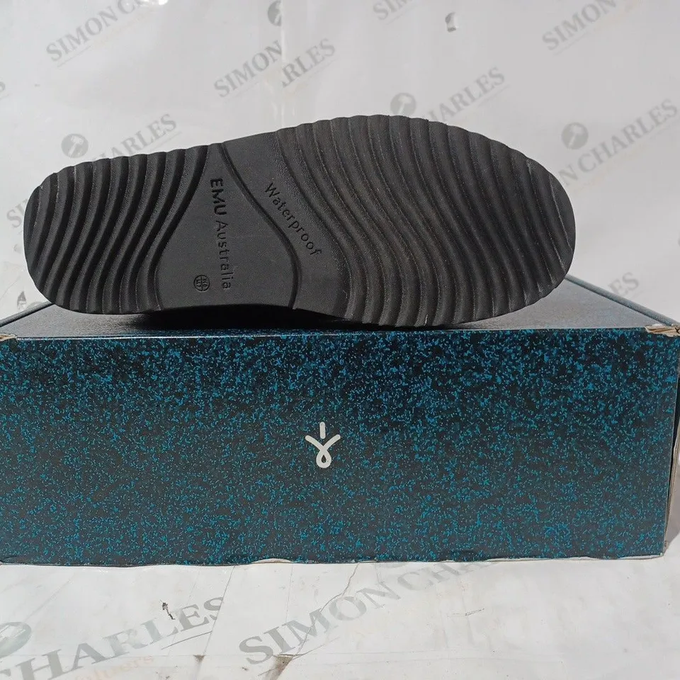 BOXED PAIR OF EMU GRAVELLY BOOTS IN BLACK UK SIZE 6