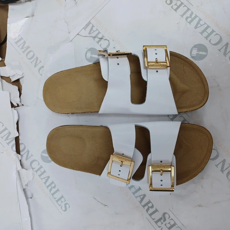 BOXED WHITE-LEATHER BUCKLE SANDLE 6/39