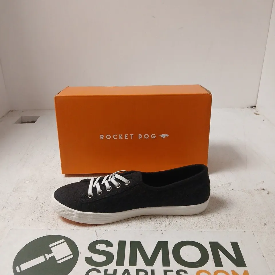 BOXED ROCKET DOG CHOW CHOW ELSIE EYELET COTTON – WOMEN'S BLACK SHOES, UK 7