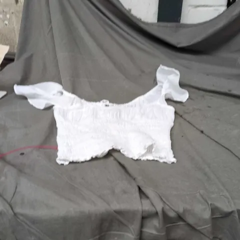 BERSHKA WHITE TSHIRT SIZE M