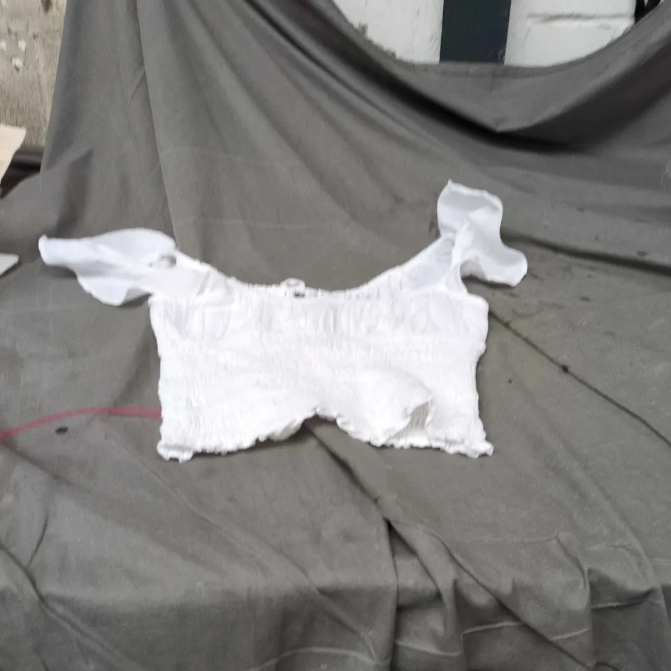 BERSHKA WHITE TSHIRT SIZE M